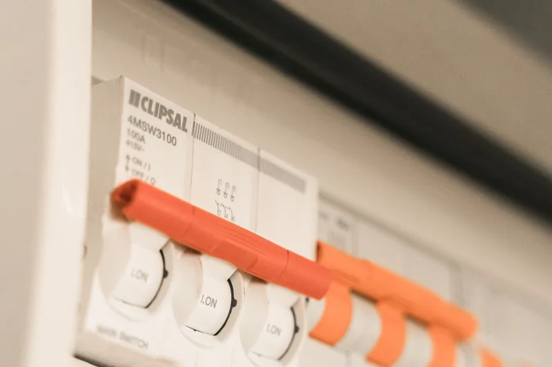 Frontal de interruptores de un cuadro eléctrico, sin cableado a la vista.